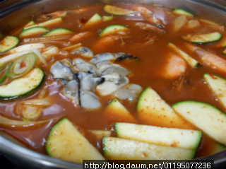 단맛이 날 정도로 싱싱한 새우홍합두부탕