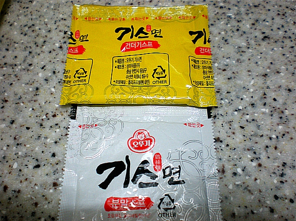 하얀국물 기스면으로 떡라면 끓여 먹었어요^^