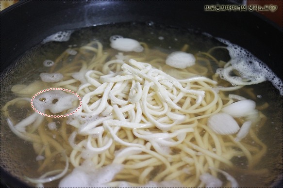 [바지락 버섯칼국수]시원한 국물맛에 반하는 바지락 버섯칼국수