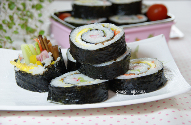 김밥 하나 들고 먹으면 커서 한참 먹는 회오리 롤 김밥