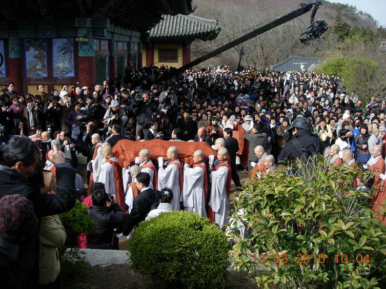 법정스님 송광사에서 다비장으로 이운