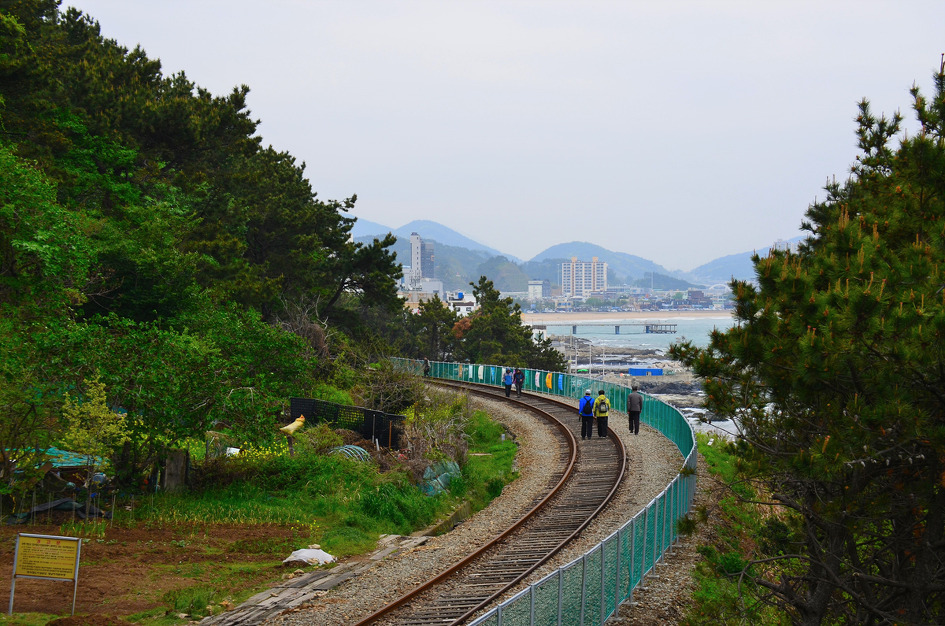 녹쓴 철길위에서