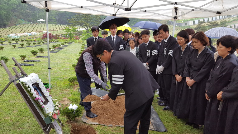 이렇게 가시는 것입니까? 고 김보옥 영가님!