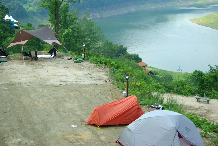 충주 퀸스타운캠핑장 천혜의 자연경관, 그러나 미완의 캠핑장