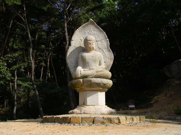 당당한 체격을 지닌 신라 후기 돌부처, 남산 열암곡 석불좌상 (열암곡 마애불상)