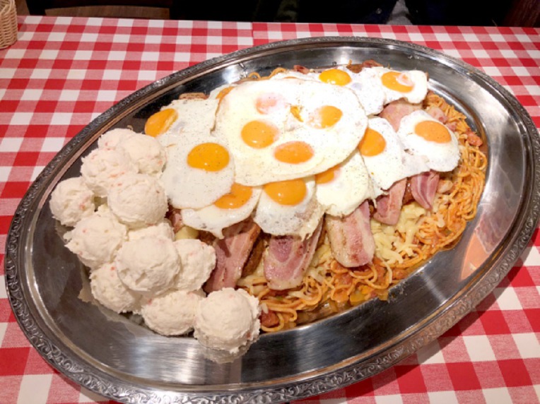 일본 토쿄 어느 레스토랑에서 판매하는 폭식 나폴리탄 스파게티 - A glutton Spaghetti Neapolitan which is sold in a restaurant Tokyo Japan